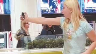 Емили тръгва въоръжена до зъби: Нападнаха ме двайсетина хулиганчета!