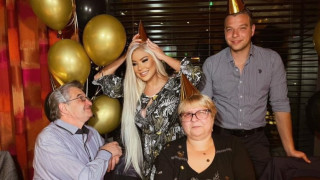 Да страда ли? Андреа сияе за ЧРД на майка си