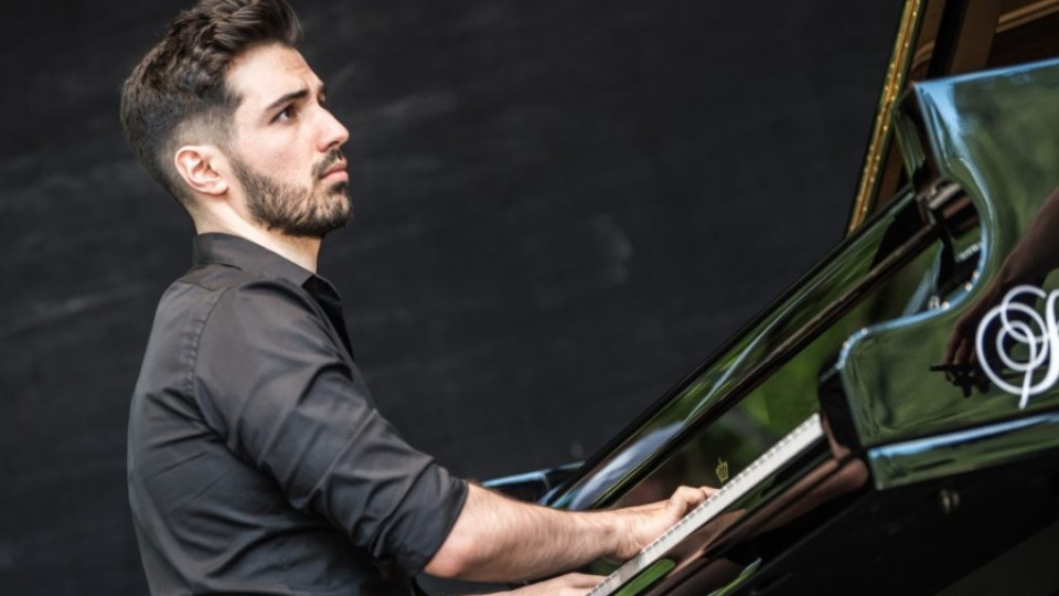 Музикант къща не храни: Ергенът Евгени смени пианото с бизнес