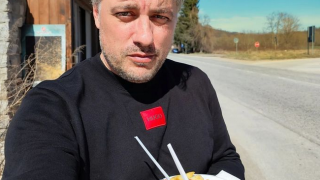 Владо Карамазов нагъва  кебапчета с лютеница