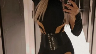 Анн Джи съблазнява в кожа