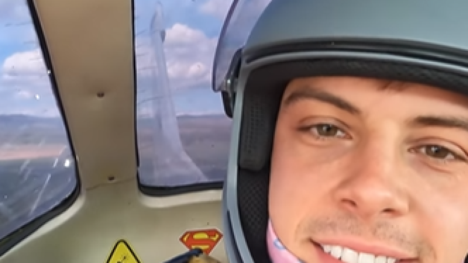Филип Буков летя с парашут за Великден
