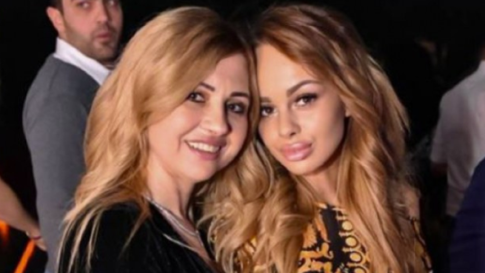 Майката на Сузанита пристава на гаджето в Англия Майката на Сузанита пристава на гаджето в Англия