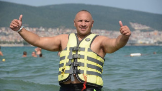 Пламен Пържолата отново яде „златен“ телешки рибай стек, този път в Несебър