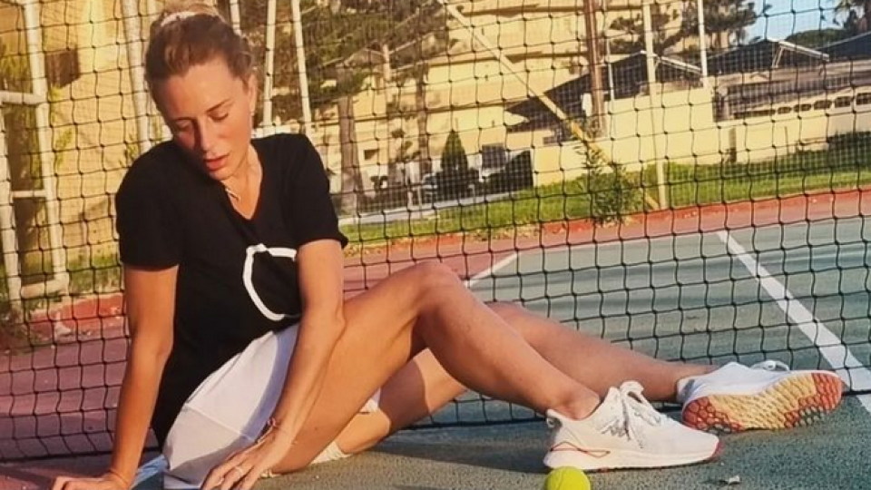 Ваня Щерева се втали с тенис, извая бедра на корта