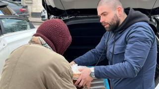 Синът на разстреляния Мартин Нотариуса раздава храна на бездомни (СНИМКИ)