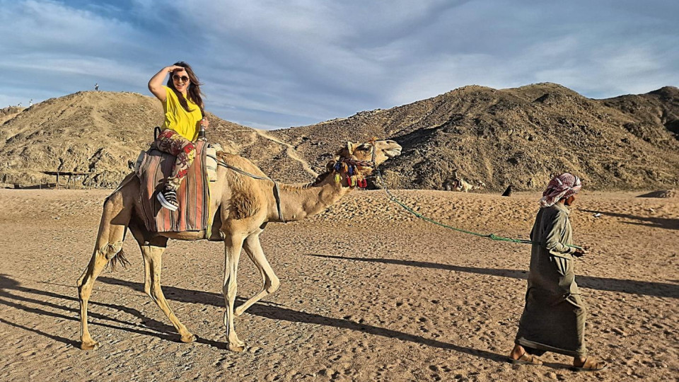 Бедуин спаси фолк певицата Рени от голям РЕЗИЛ в Египет (ВИДЕО)