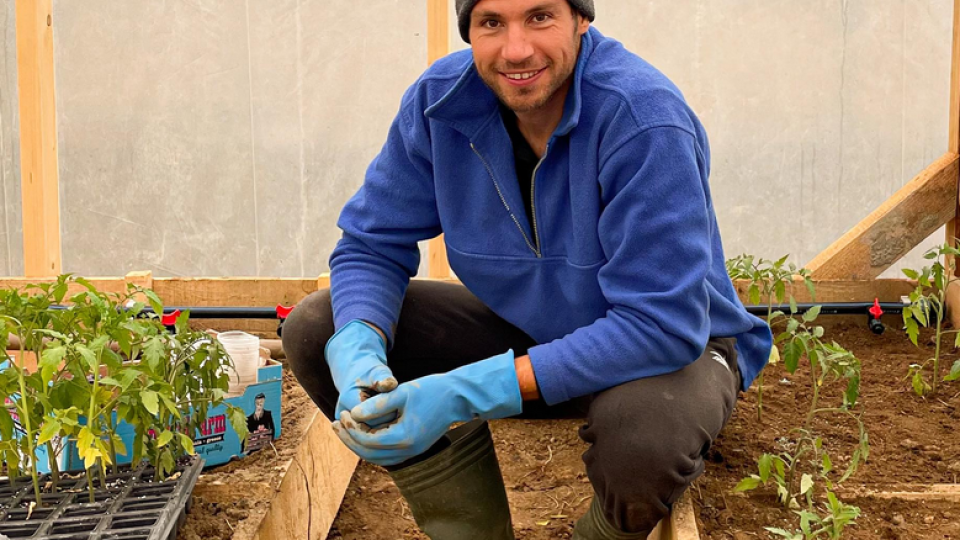 Най-добрият ни сноубордист стана градинар (Снимки)