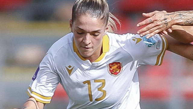 Националка по футбол на България рита топка дори и на