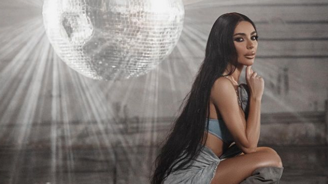 Много мокра и щедро показваща силиконовите си гърди се пусна