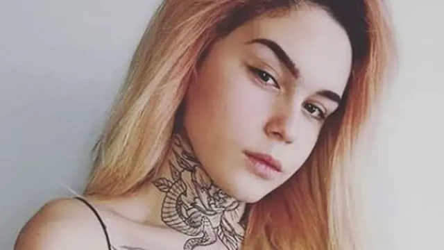 Татуираната по цялото тяло моделка Стефани Разсолков буквално попилява автомобила
