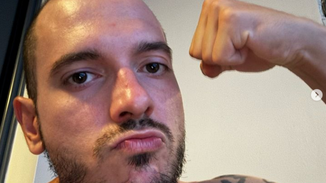 Николаос Цитиридис стана известен с емблематичната си прическа нула номер