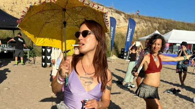 С цигара и мини чадърче куфее финалистката на Ергенът Елена Интелектуалката