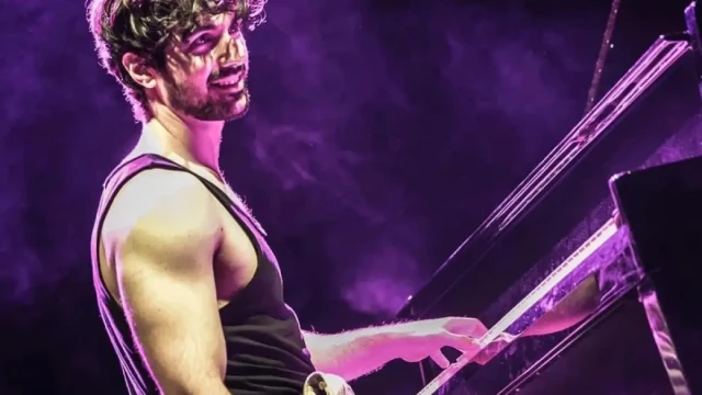 Гърбът на Евгени Генчев е съсипан от часовете свирене на