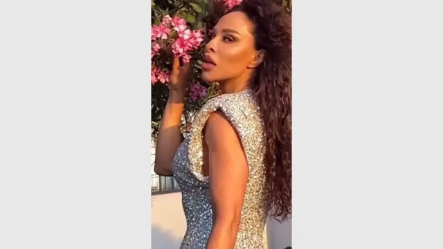 С бяло изрязано боди до бял креват изкушава публиката Маги