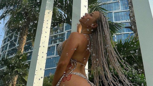 Изкусителната фурия Гери Никол гърми шампанско за няколко бона в Миконос