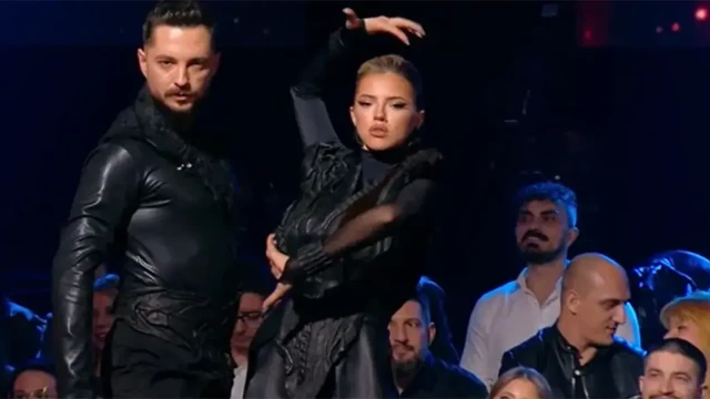 Поп певицата Дара прави акробатични номера на сцена Изпълнителката прави