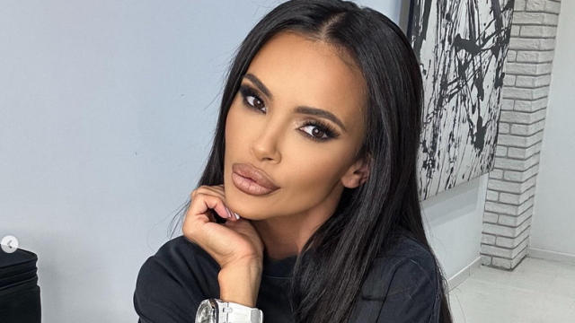 Друга фолкпевица Мария застана гордо на паркинг и изпъчи