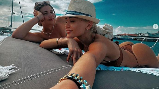 Една от най сексапилните чалга певици Лидия отново разтуптя мъжките сърца