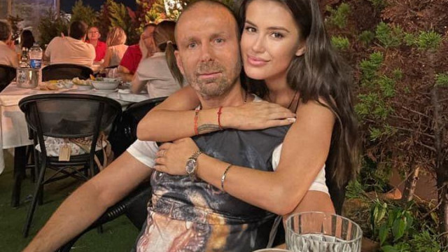 Дъщеря на баща си Гледах през сълзи
към нощното небе когато глас познат
отгоре