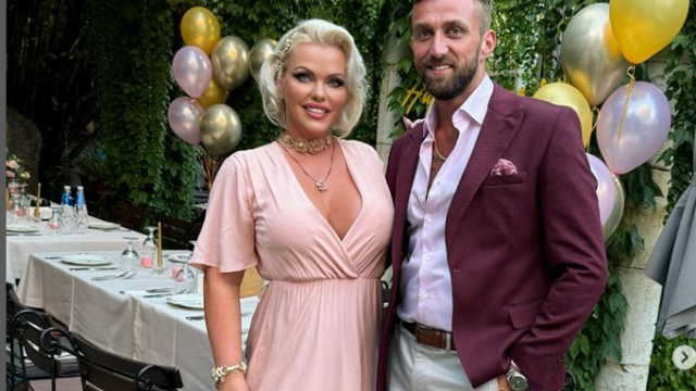 Асдис Ран получи романтично събуждане в леглото с кафе и