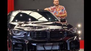 КИФЛА! Ергенът Алек пръсна 10 бона да му облепят новото BMW!