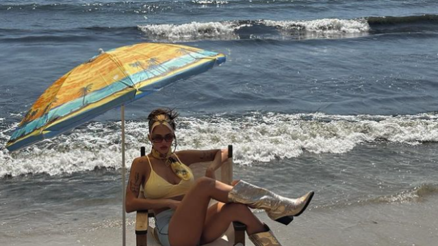 Дара изпрати лятото с почивка на каравана на плажа пише