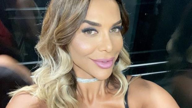 Бони помести наскоро снимка на която грее в компанията на