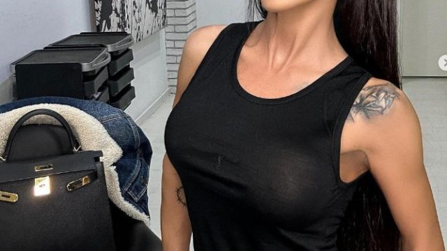 Фолкпевицата Мария е застанала непринудено за да си направи няколко