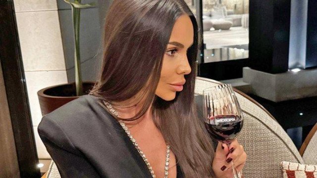 Чаша червено вино за разкош изпи певицата Алисия като озаглави