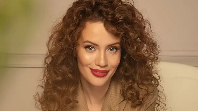 Календар с голи мъже виси офиса на Гери Малкоданска Това