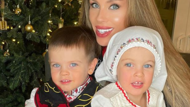 Мис България Теди Бургазлиева украси двуметрова елха в дома си и