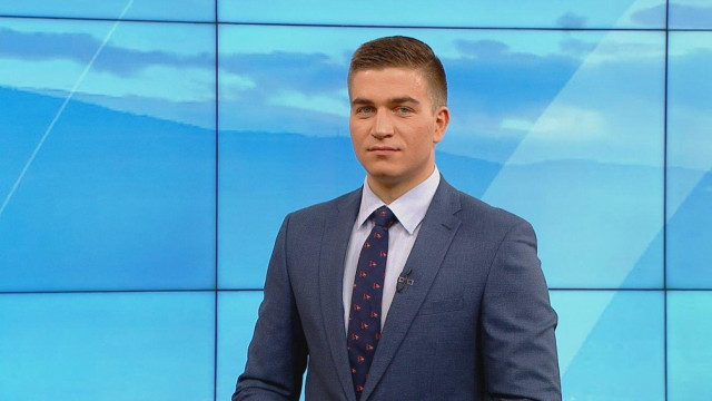 Благодарение на огромния му чар и ерудиция доста от младите