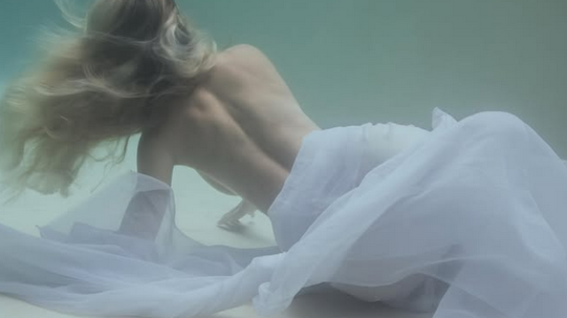 В същинска русалка се превъплъти Янита Янчева Горещата моделка която от