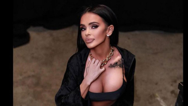 Студ не студ Мария си кара с минижуп и