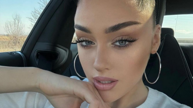 Разжалваната Мис България Елизабет Кравец купонясва с готини приятелки