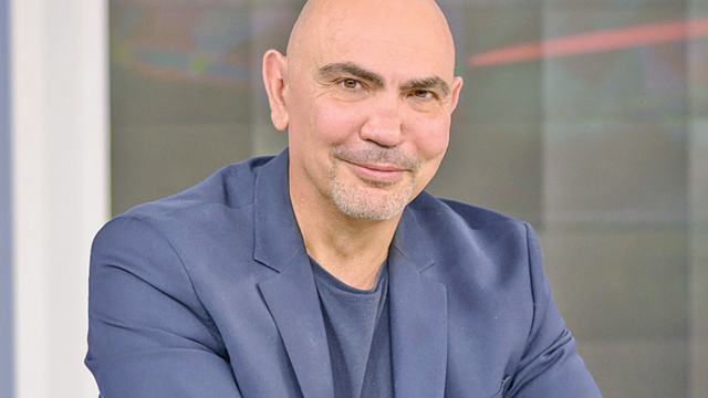 За пръв път 54 годишният Росен Петров публично представи семейството си