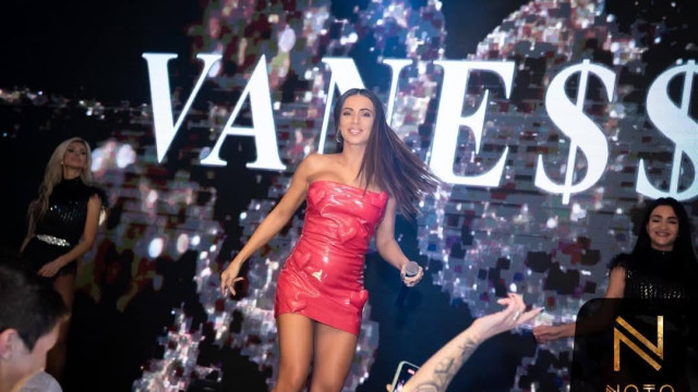 Готова за празниците е Ванеса пише Телеграф Фолкпевицата се е