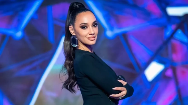 Певицата Мария Илиева зарадва почитателите си с еднолистов календар за