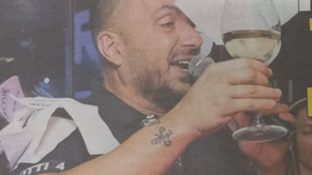 Константин се появи в доста неадекватно състояние на едно от