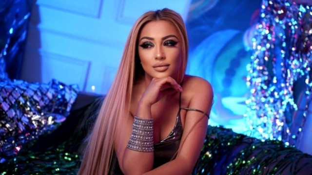 Вместо да поздрави с За много години музикантите от личния