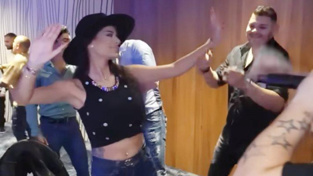 Силиконката друса дупе в клипа гаджето й Велин се боксира