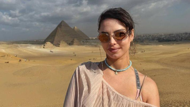 Секси гимнастичката посрещна 2025 година с нов мъж край египетските