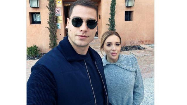 Упорито продължава да крие бременното си коремче Мика Стоичкова По голямата