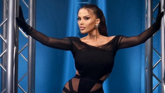 Попфолк певицата Ваня опъва очите си с ластик Половинката на диджей