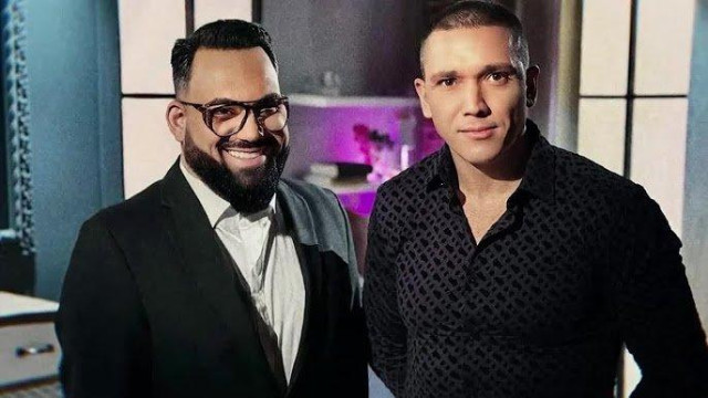 С чисто нова усмивка не спира да се хвали водещият