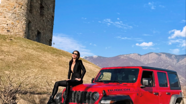 Славена Вътова се разкрачи върху огненочервен джип Красавицата която през