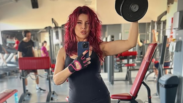 Певицата Валя демонстрира отлична форма Поп фолк звездата се пусна от