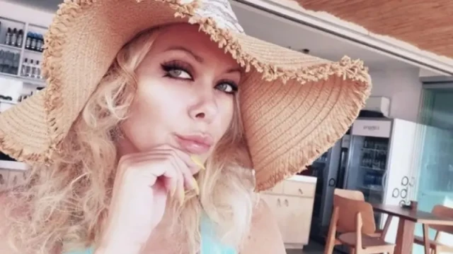 Скандалната Албена Вулева се чуди какво да прави в Тик Ток