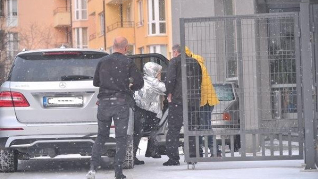 Лили Иванова напуска апартамента си на столичната улица Оборище Жилището